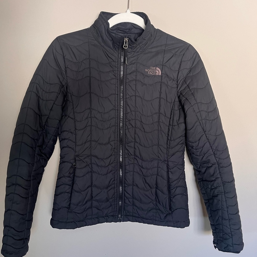 The North Face Women's Quilted Puffer Jacket in Dark Gray - Picture 2 of 3